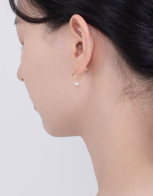 优雅的金色珍珠吊式耳环